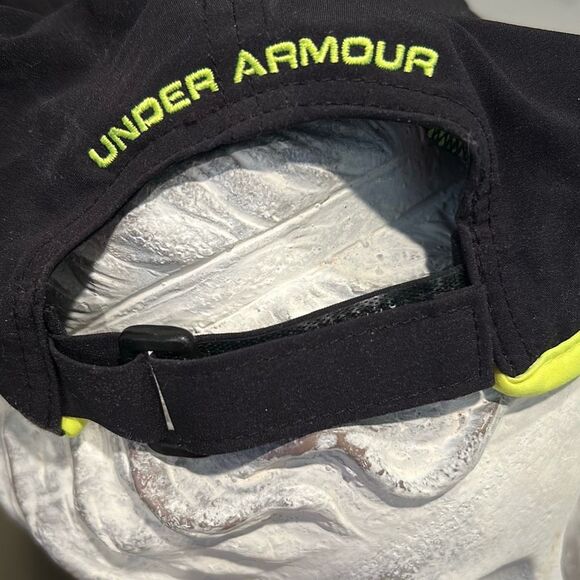 UNDER ARMOUR Black Feather Light Hat - Picture 3 of 5